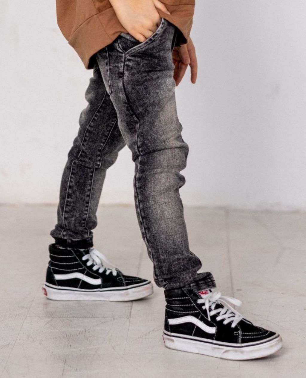 spodnie jeansowe grafitowe dla chłopca zdjęcie 2